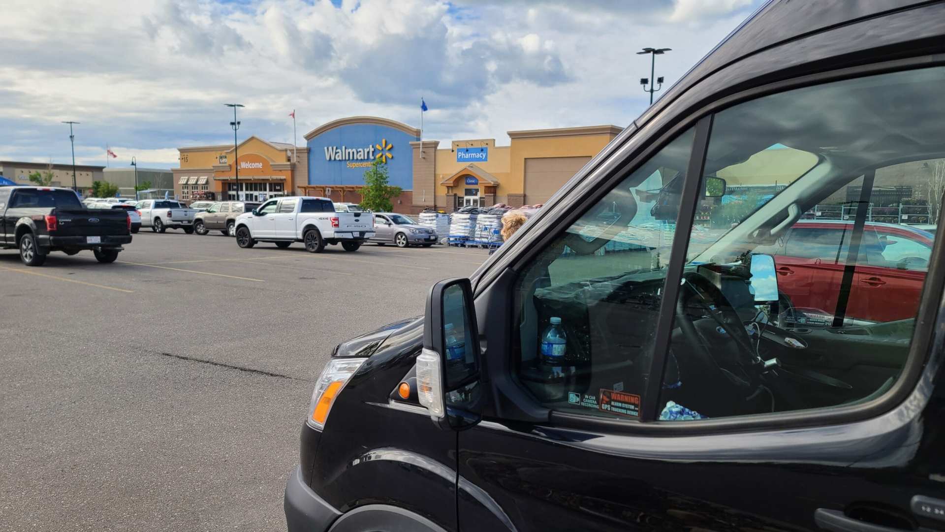 Walmart Supercentre sur Quarry St région de Cochrane, en Alberta