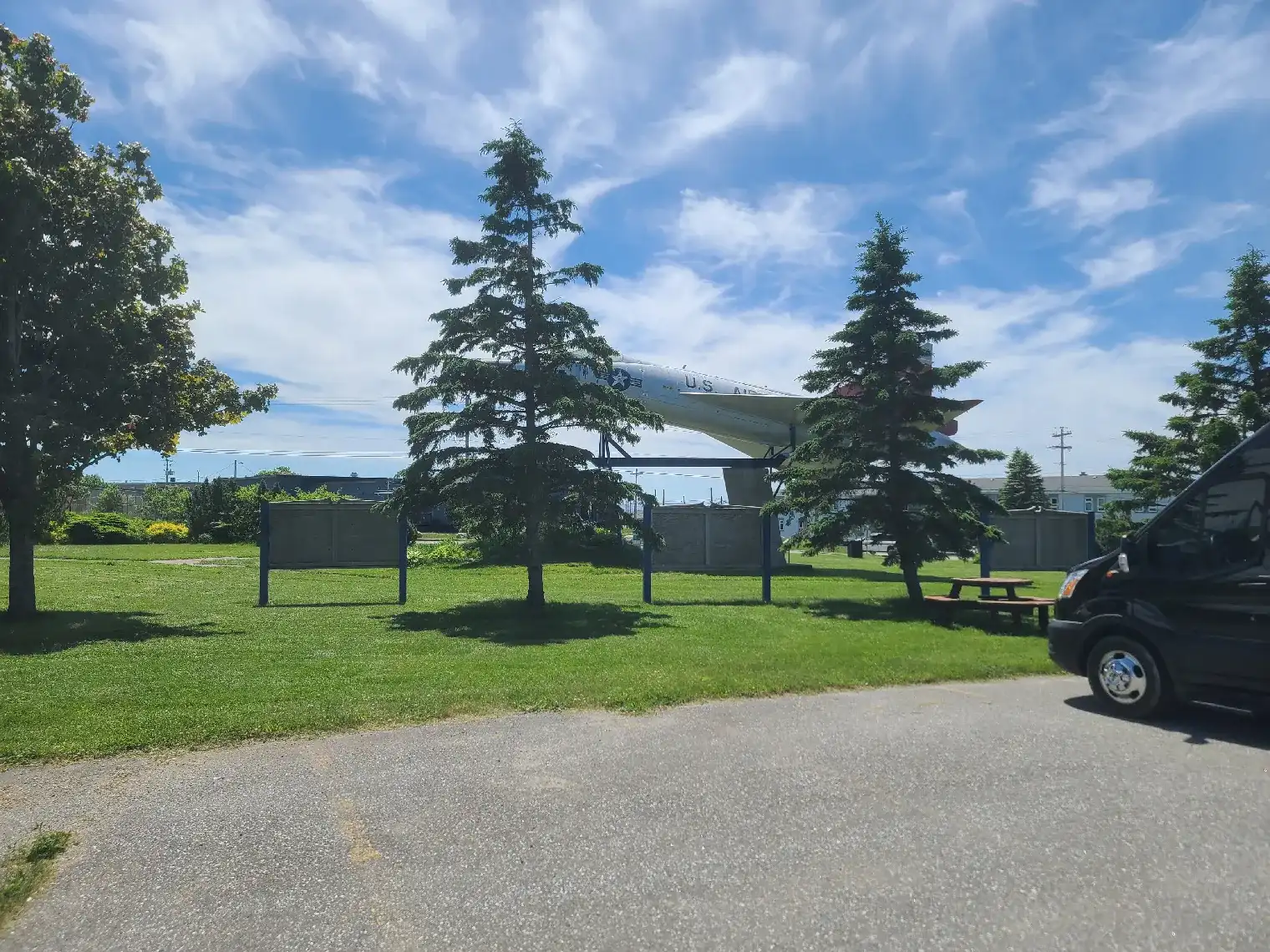 Près de la Mairie dernière l'avion